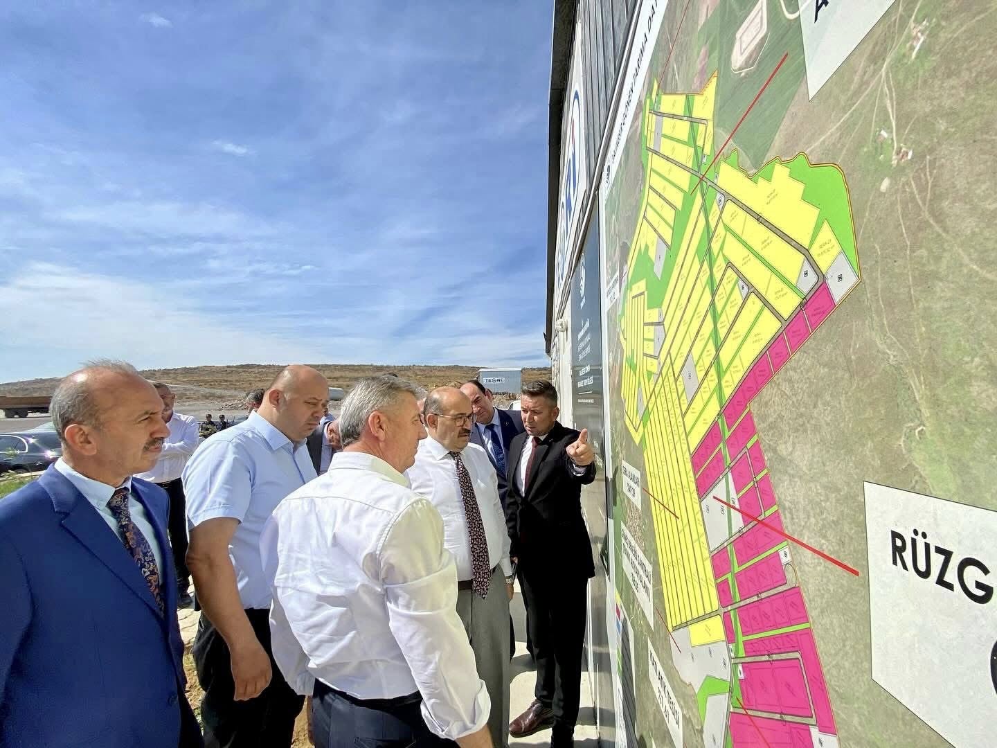 Müteşebbis Heyet Başkanı Vali İsmail Ustaoğlu ve Müteşebbis Heyet Üyeleri Balıkesir Gönen Sera Organize Tarım Bölgesi proje alanında altyapı çalışmalarını yerinde inceledi