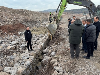 Türkiye’nin tarımsal üretimine katkı sağlayacak olan Gönen Sera Organize Tarım Bölgesi’nde altyapı çalışmaları devam ediyor.