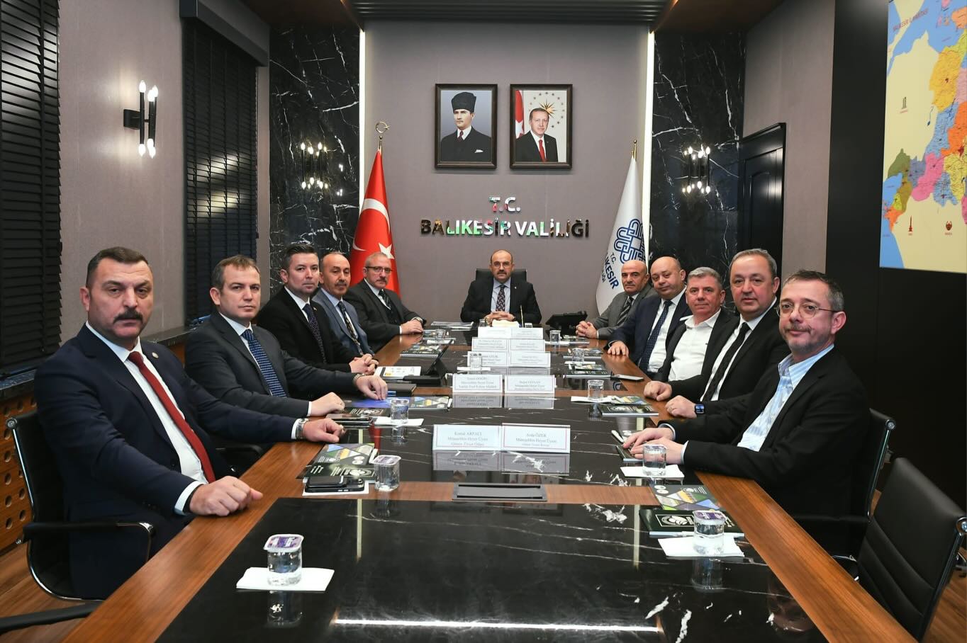 Müteşebbis
Heyet Başkanı Vali İsmail Ustaoğlu başkanlığında Balıkesir Gönen Tarıma Dayalı
İhtisas Sera Organize Tarım Bölgesi (Gönen OTB) Müteşebbis Heyet Toplantısı
gerçekleştirildi.