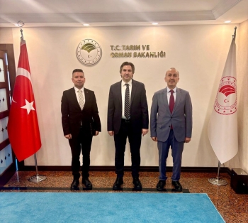 Yönetim Kurulu Başkan Vekili İl Tarım ve Orman Müdürü Dr.
Hüseyin Düzgün ile Bölge Müdürü Mehmet Çelik Tarım ve Orman Bakanlığı Bakan
Yardımcısı Dr. Ahmet Bağcı’yı makamında ziyaret etti.