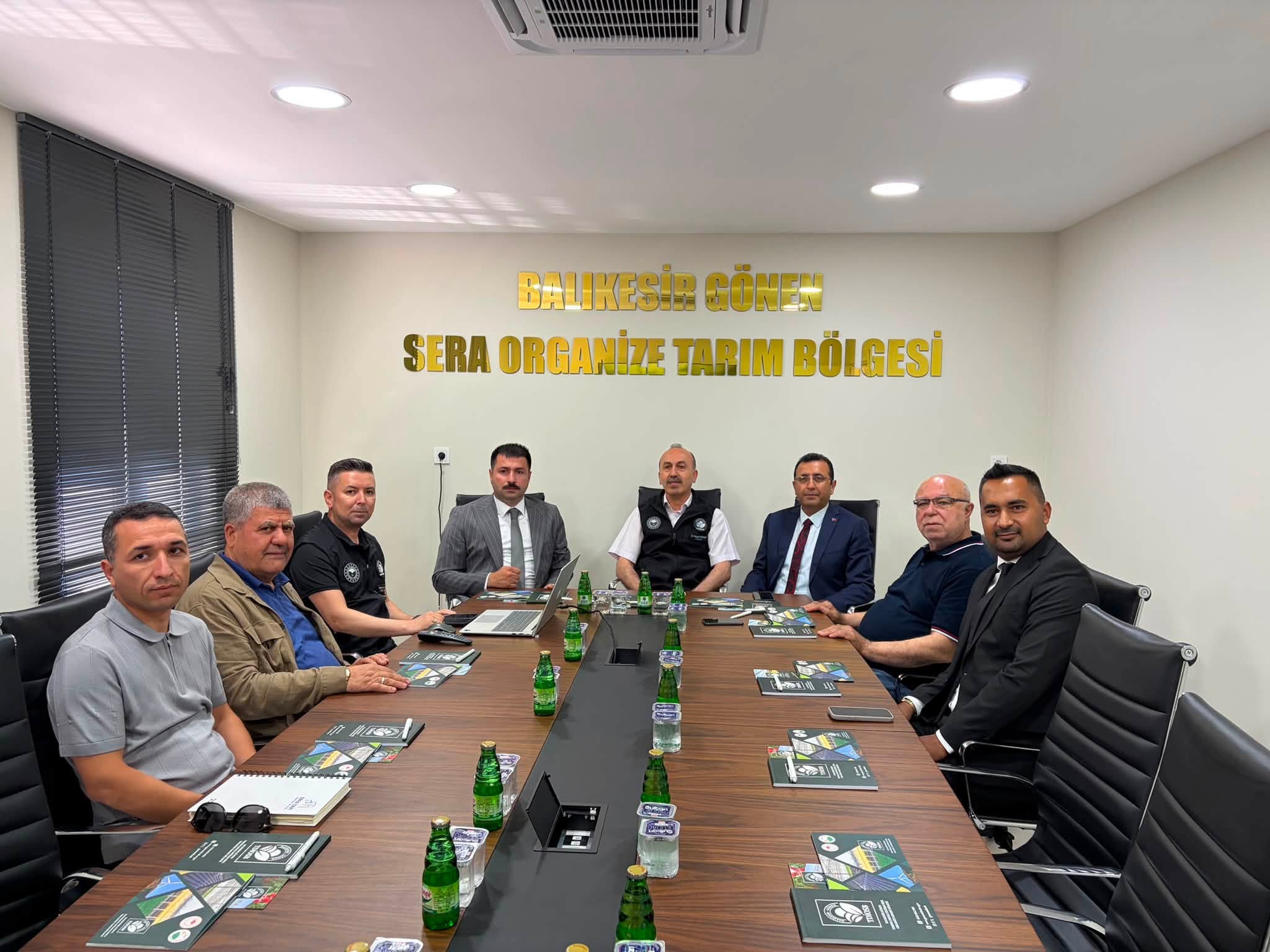 Çanakkale Ayvacık Sera Organize Tarım Bölgesi heyeti, Gönen
Sera Organize Tarım Bölgesi'ni ziyaret ederek, proje sahasında devam eden
altyapı çalışmaları hakkında bilgi aldı.